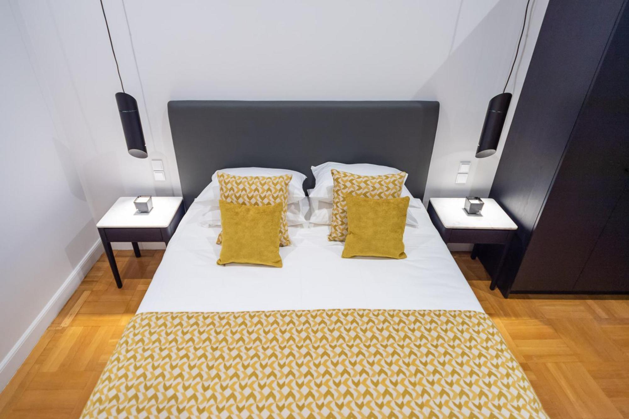 33Solonossuites Атина Стая снимка