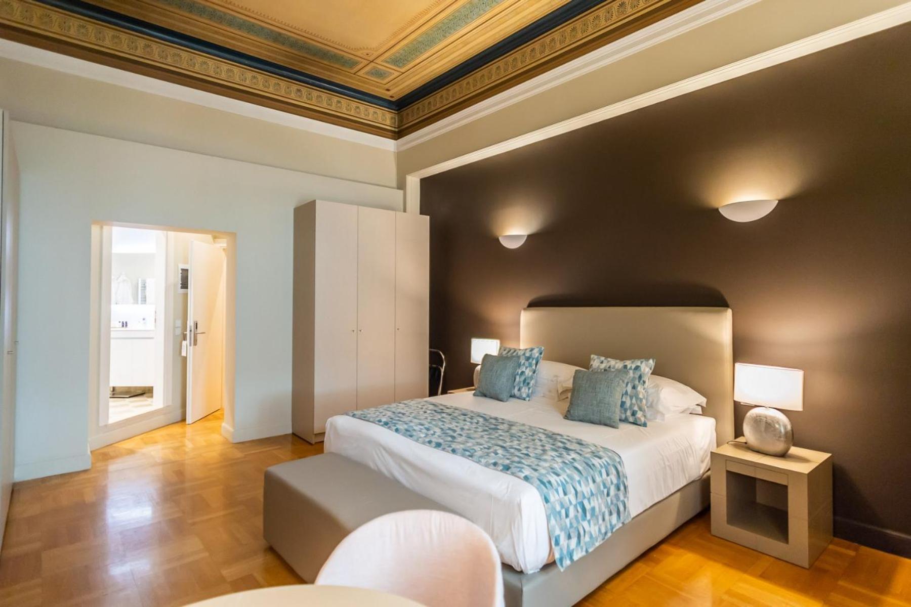 33Solonossuites Атина Стая снимка