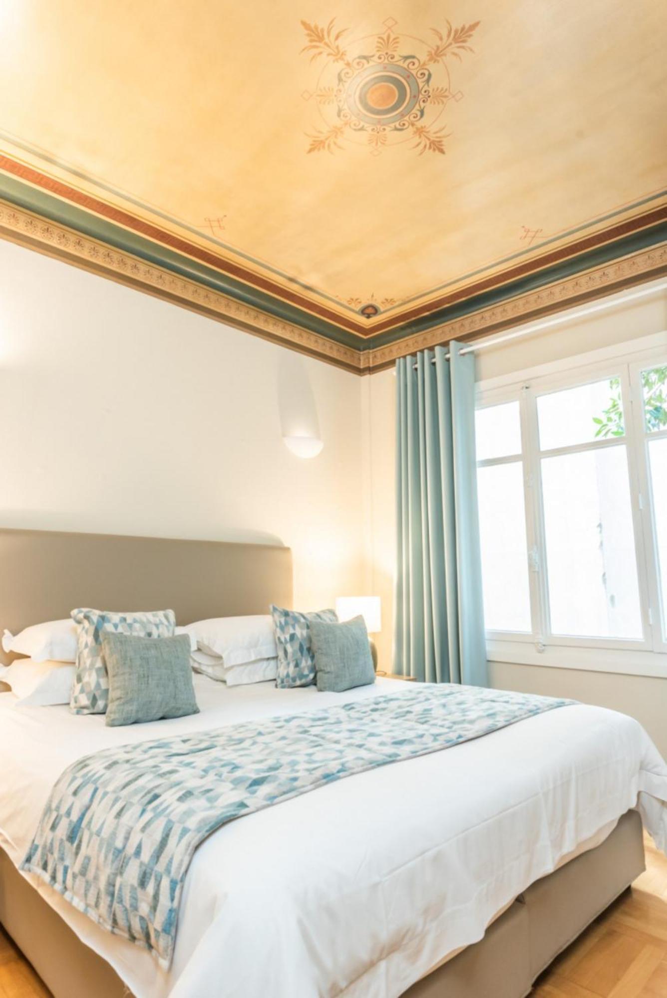 33Solonossuites Атина Стая снимка