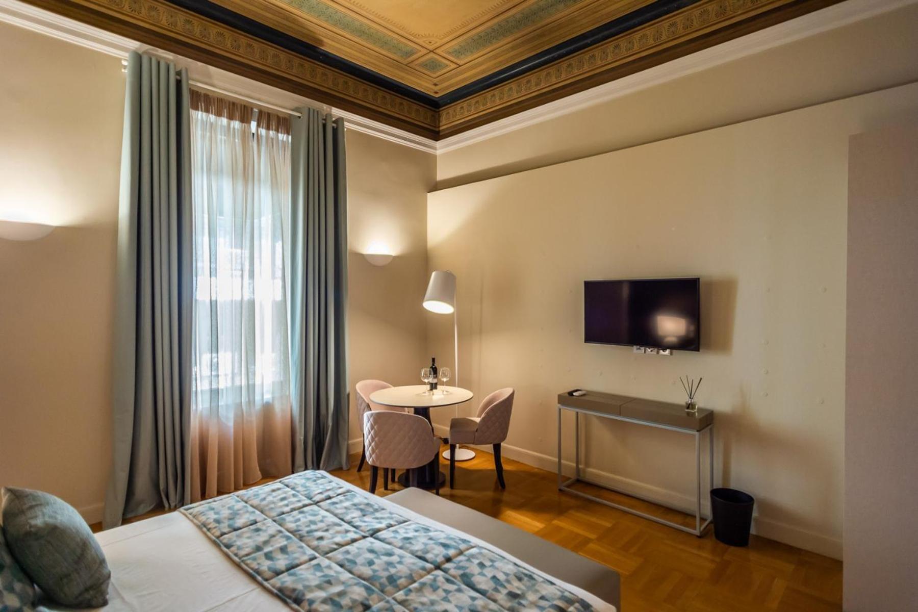 33Solonossuites Атина Стая снимка