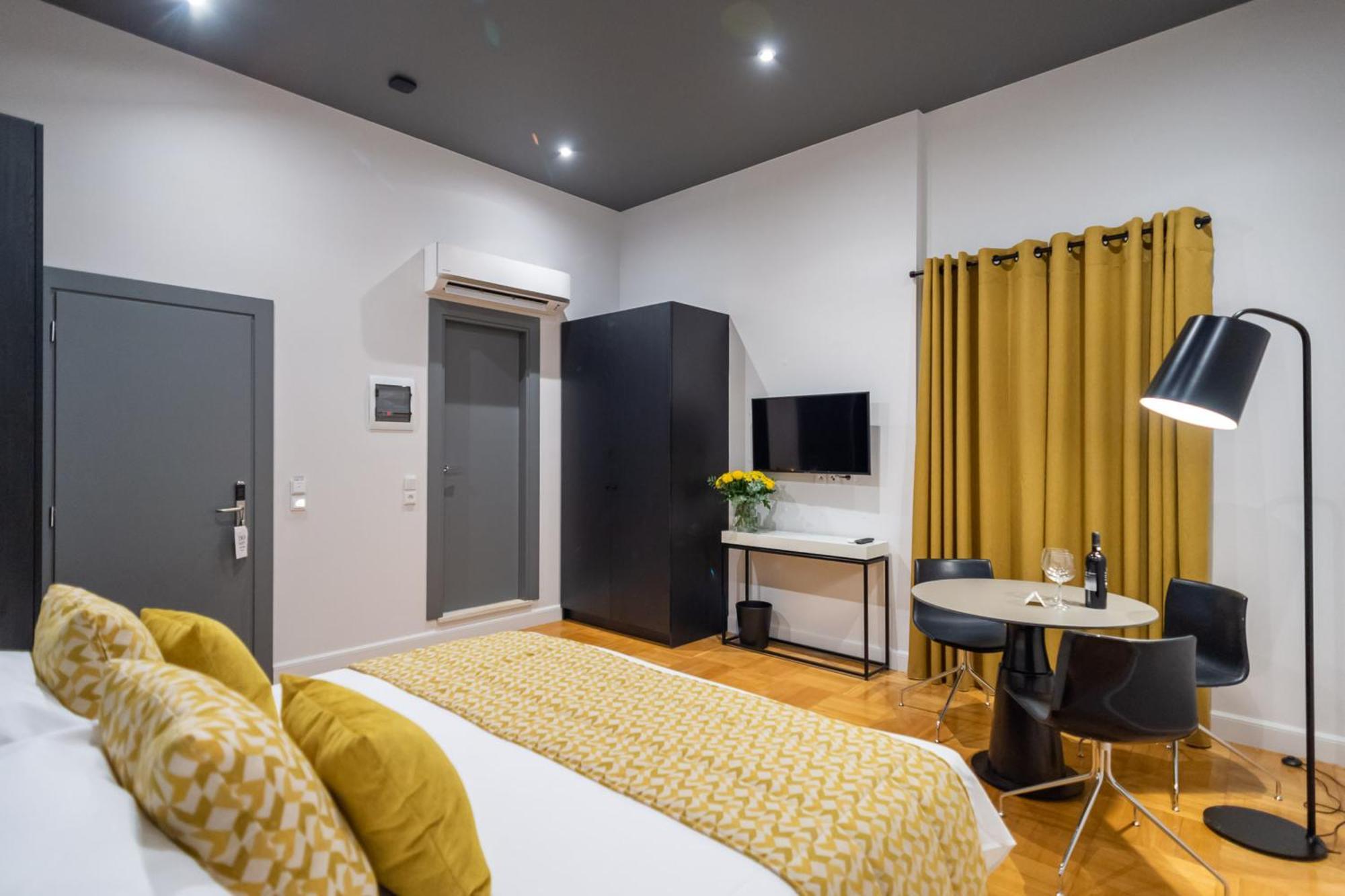 33Solonossuites Атина Стая снимка