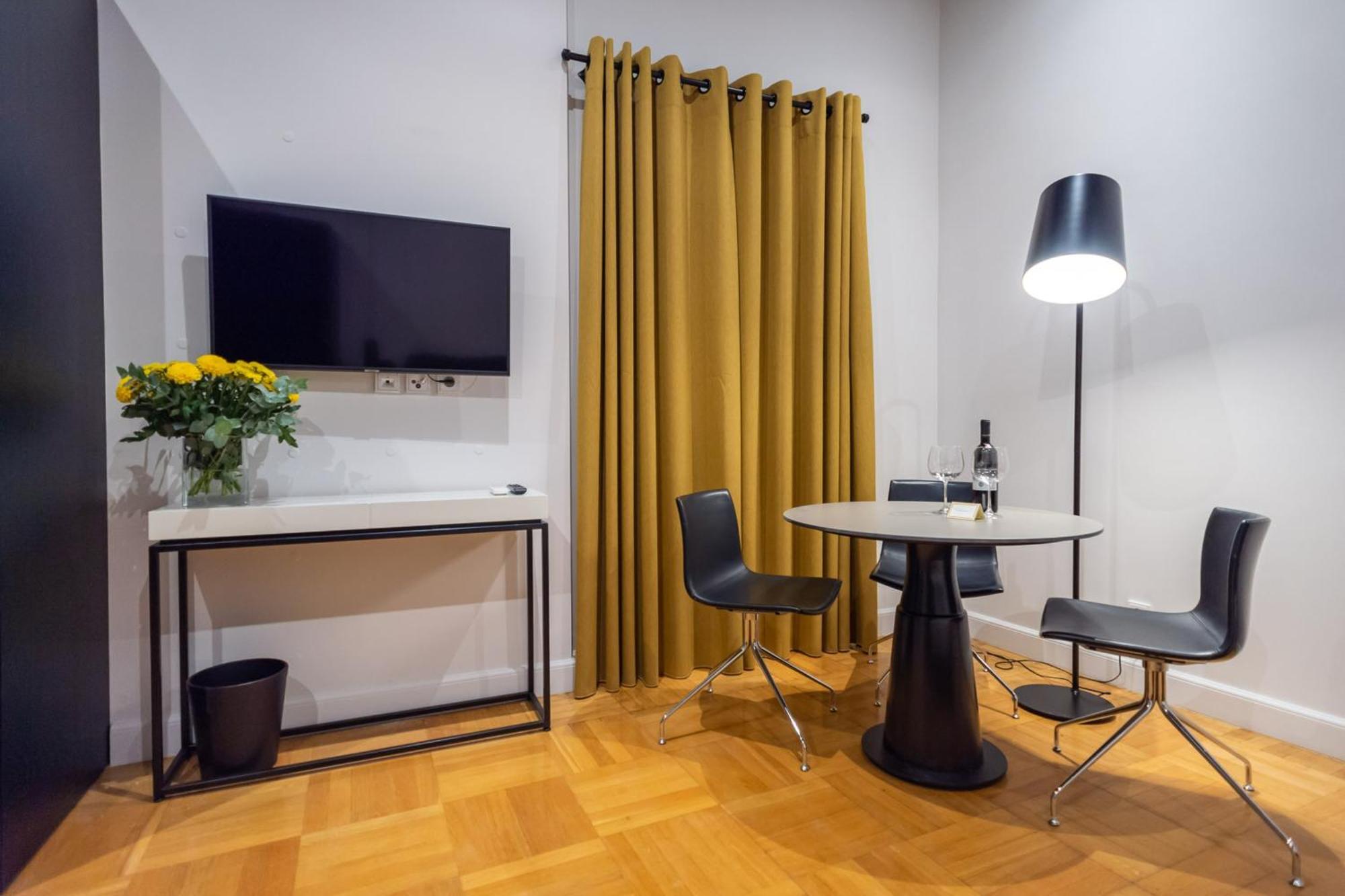 33Solonossuites Атина Стая снимка