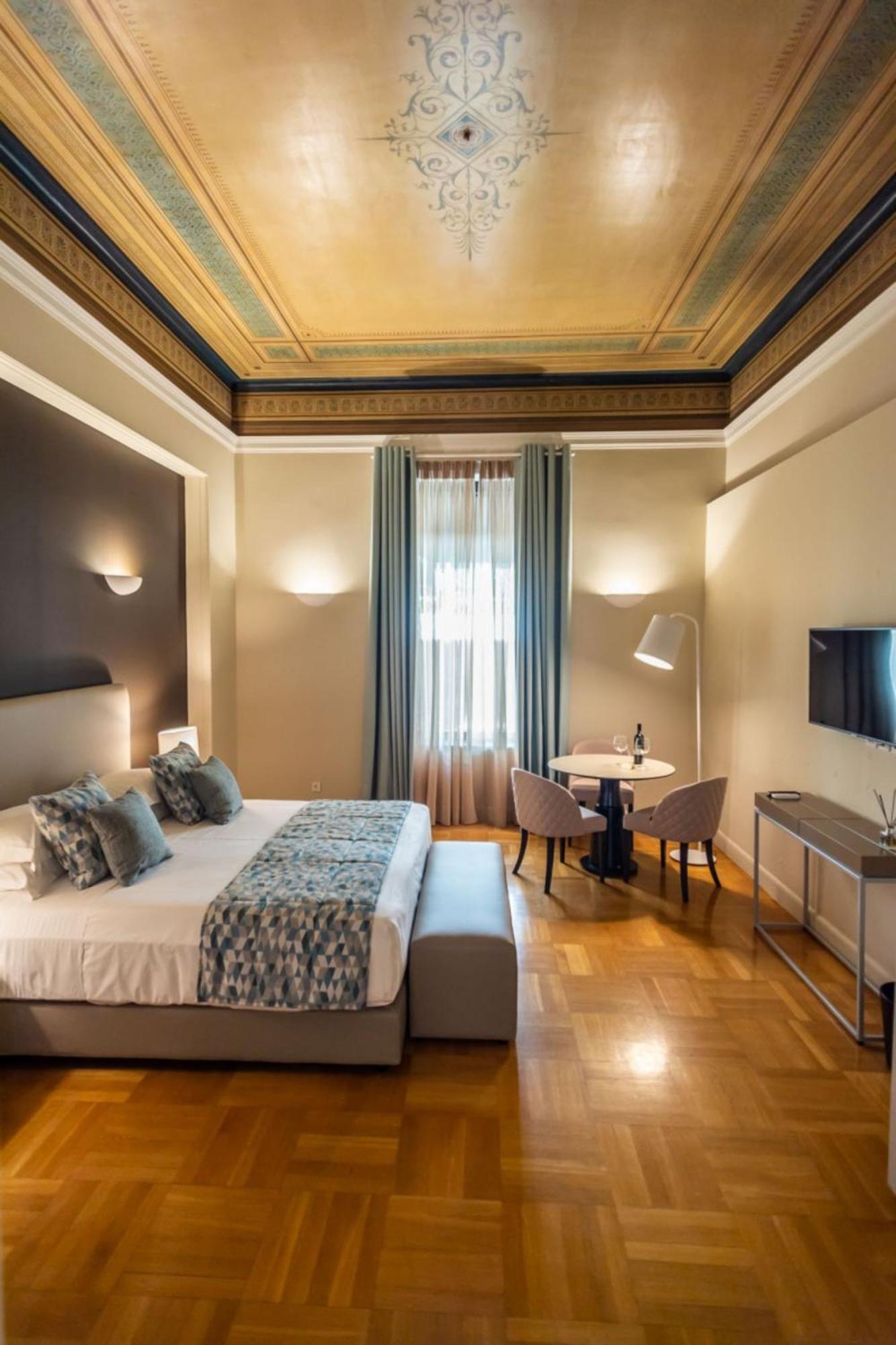 33Solonossuites Атина Стая снимка