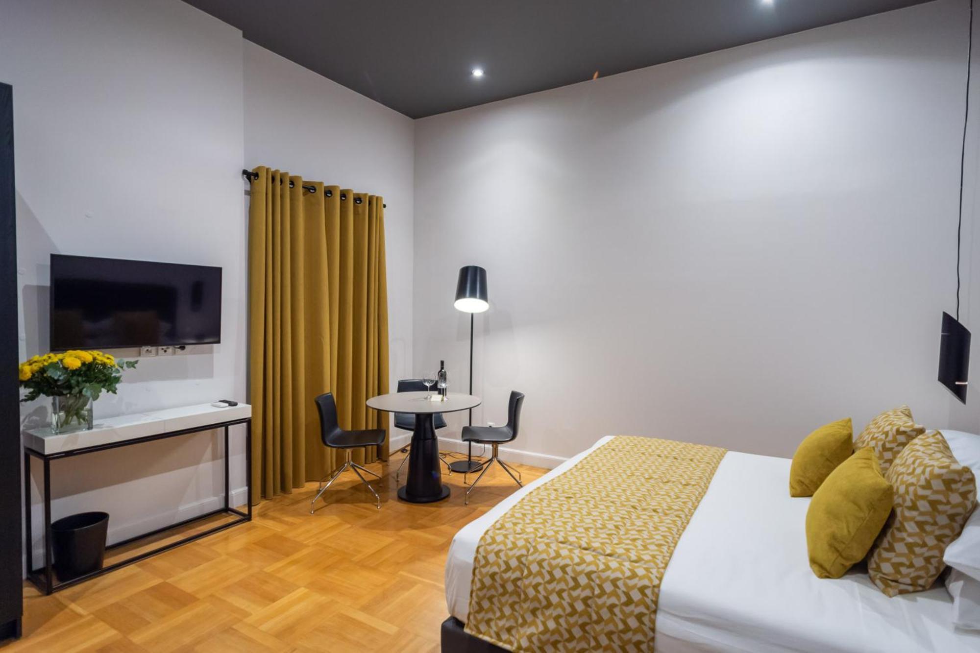 33Solonossuites Атина Стая снимка
