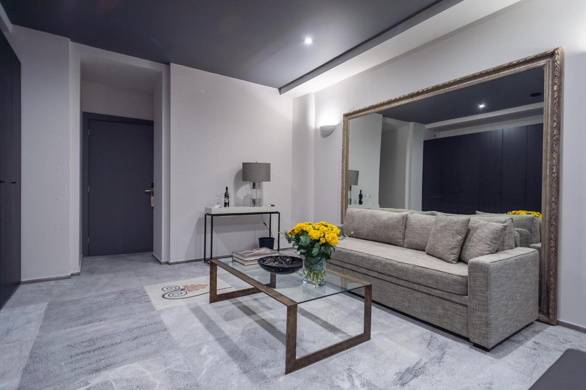 33Solonossuites Атина Стая снимка