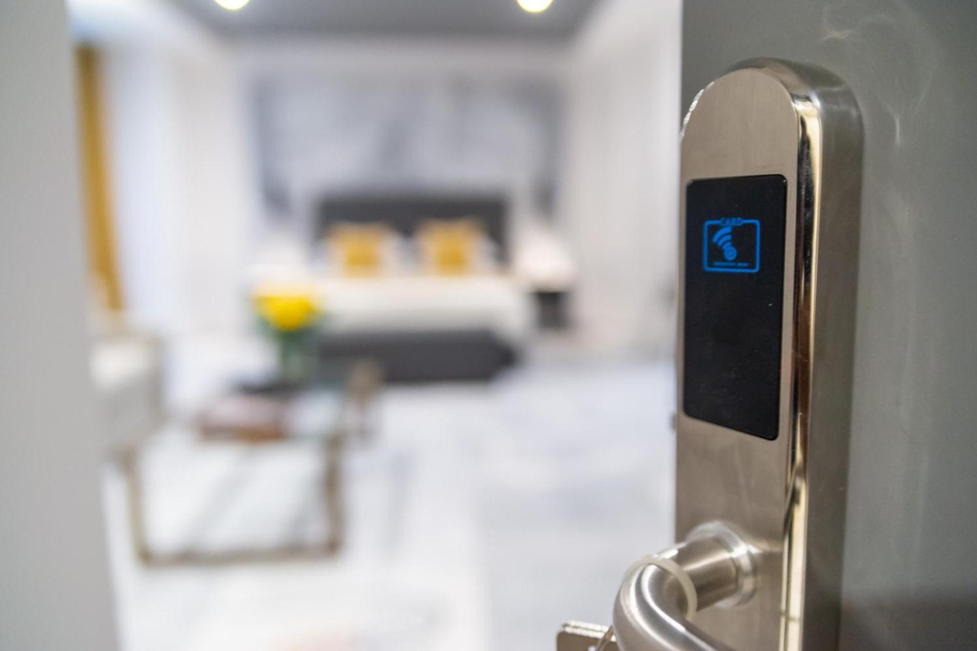 33Solonossuites Атина Стая снимка